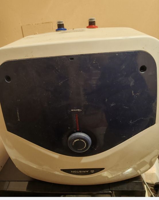Vând boiler Ariston 1500w,30 l nefolosit