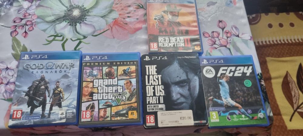 Ps 4 cu 2 manete plus 5 jocuri si volan cu pedale