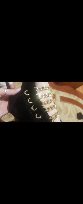 Pantofi eleganti cu toc si lanțuri aurii