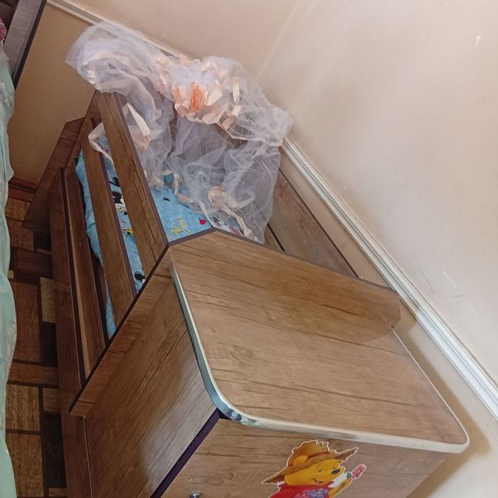 Detskiy kravat, tepasi belanchak boʻladi. Deyarli ishlatilmagan