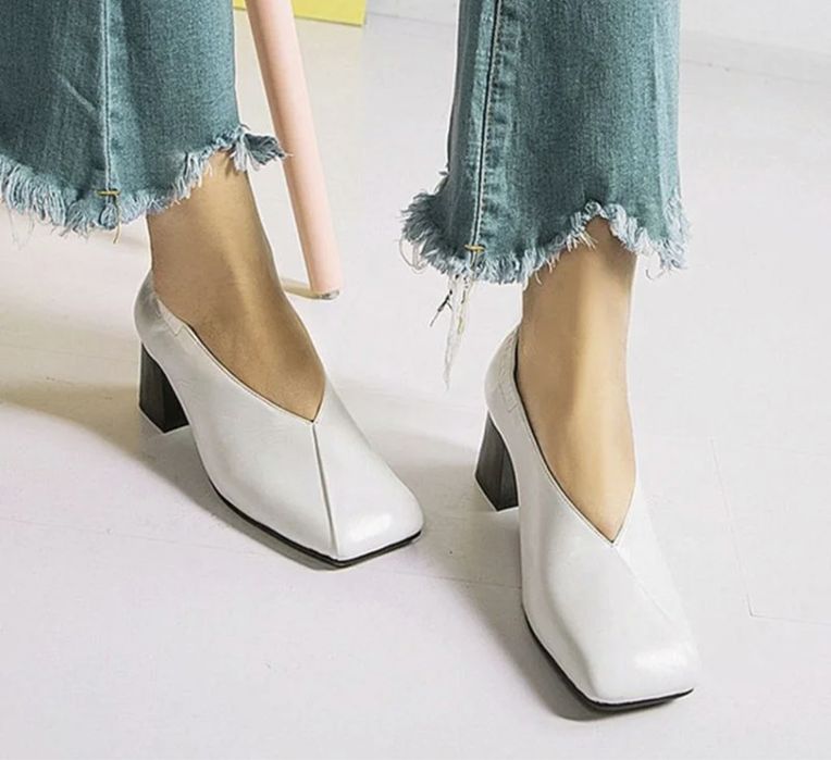 Продам туфли с невысоким каблуком белые итальянские Marnessi