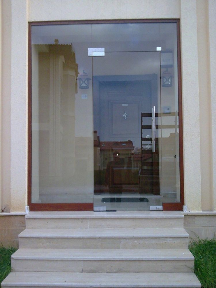 Фасадное витражное остекление стекляные двери
