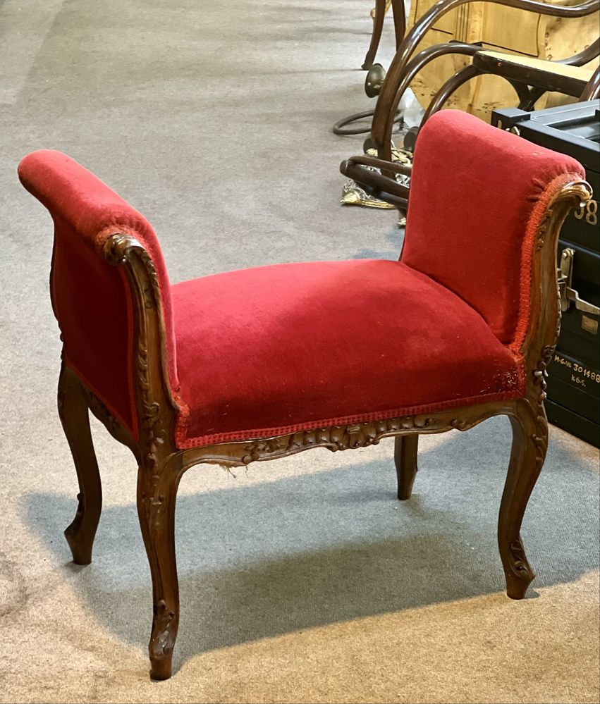 Băncuță vintage cu lemn sculptat – stil clasic elegant