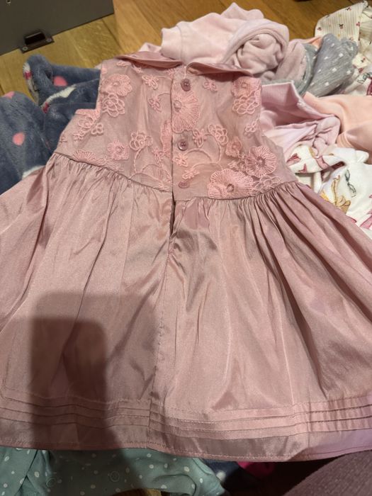 Продавам голяма чанта с детски дрехи