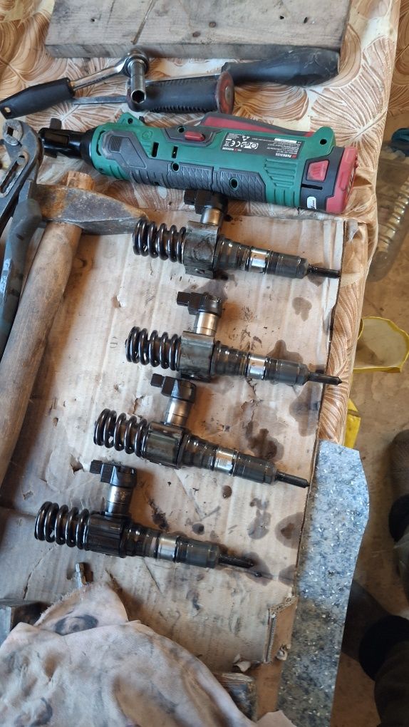 Dezmembrez motor 2.0 bmr  bmn ,injectoare