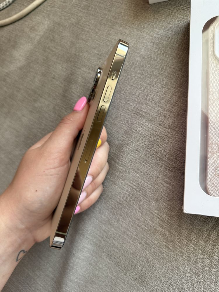 Iphone 14pro max gold 256 gb с кейсове
