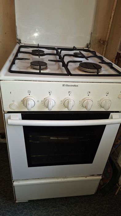Aragaz Electrolux 4 ochiuri, funcționare perfectă.
