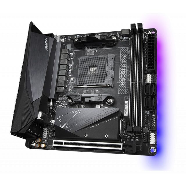 Продавам ITX дъно Gigabyte B550I Aorus Pro AX и Ryzen 5 5600