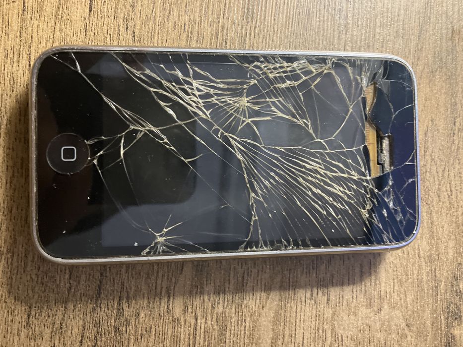 iPhone 3Gs счупен