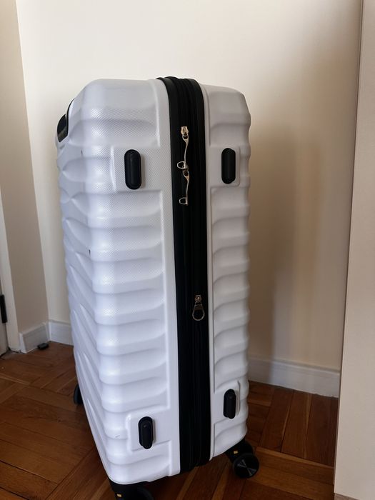 Бял куфар с размери 49х78