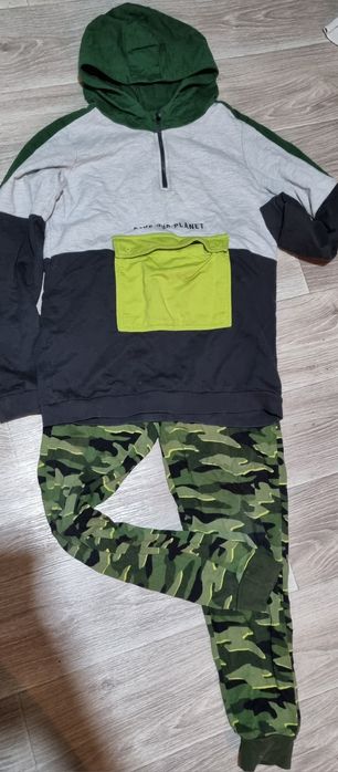 Продам два комплекта  на мальчика 12-13 лет