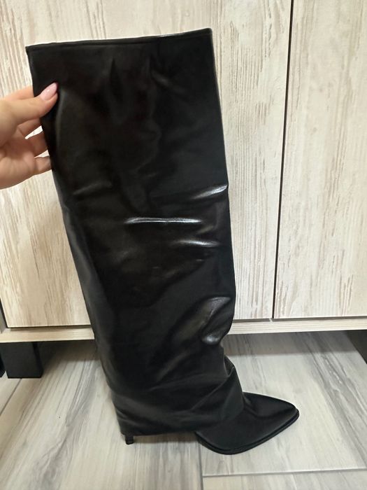 Черни ботуши с ток