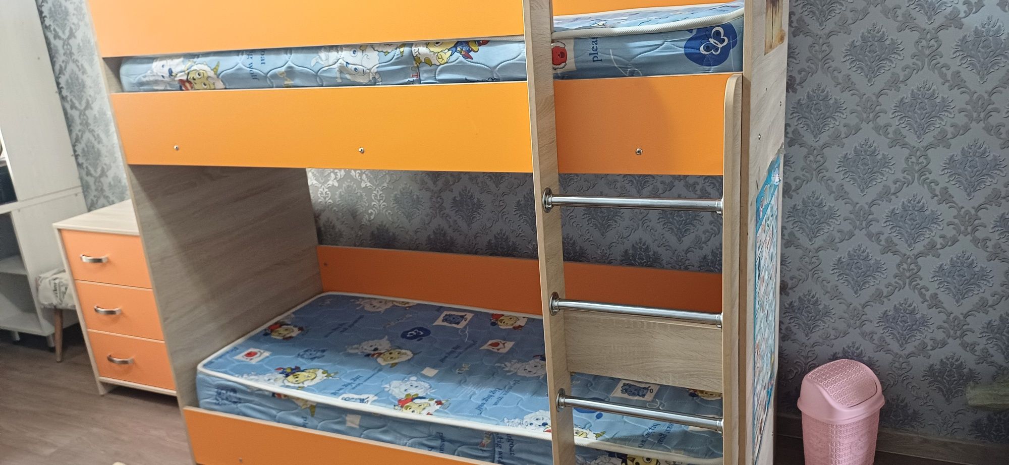 Продам двухярусную кровать и комод