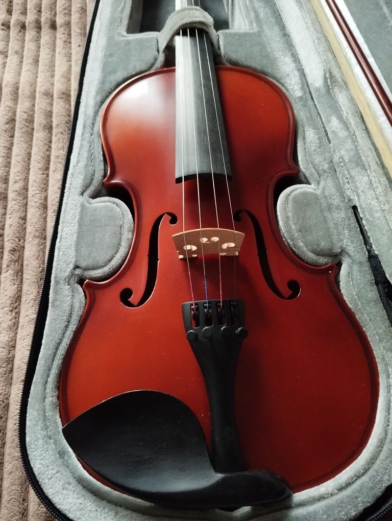 Скрипка 4/4 ФРГ в отличном состоянии с чехлом + муз. канифоль