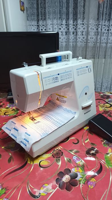 Masina de cusut SILVER CRESTcu butoniera automata si multiple operatii