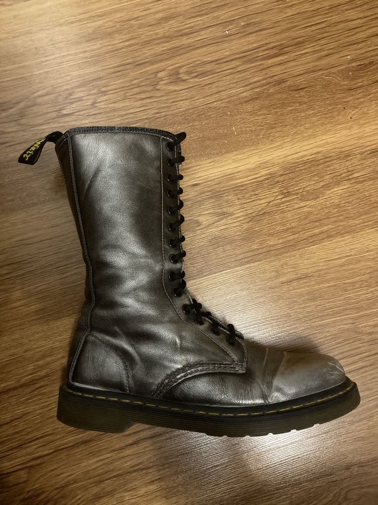 Ghete Dr. Martens din piele