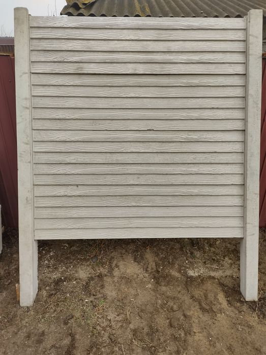 Coame temelie gard , capace stâlpi.