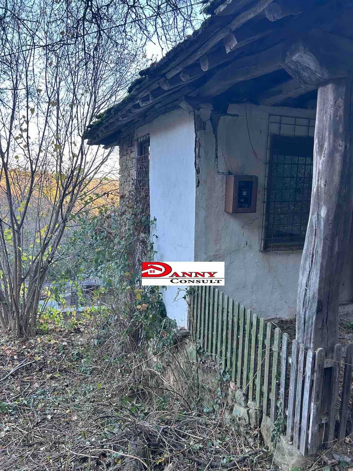 Стара къща с двор в Габровския балкан