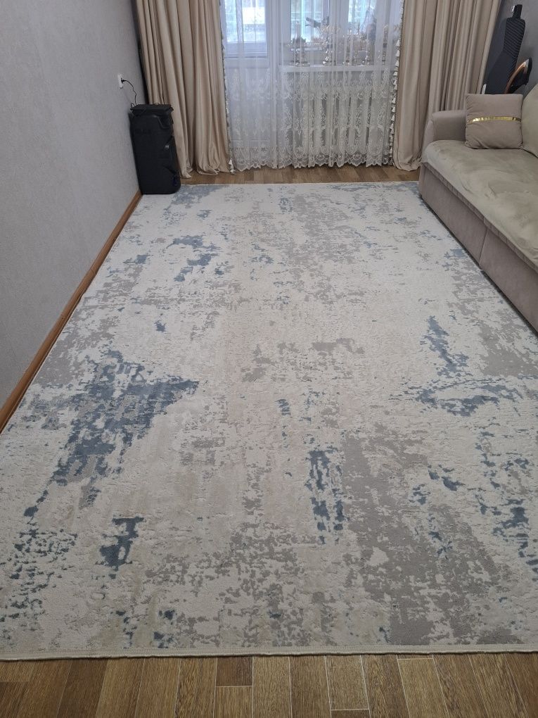 Продам ковёр в хорошем состоянии.