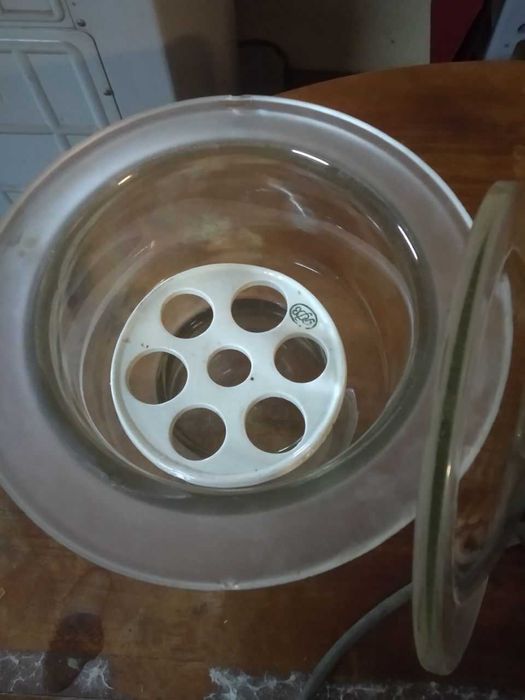 Лабораторный вакууматор, эксикатор в комплекте.