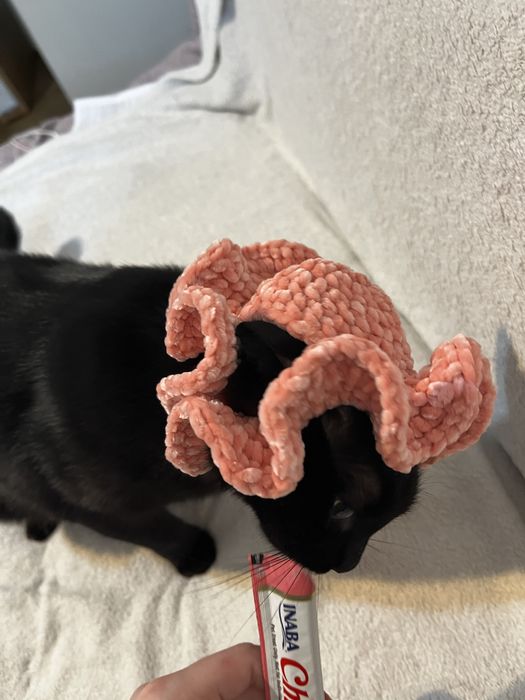 Pălărie croșetată roz pufoasă pentru pisici