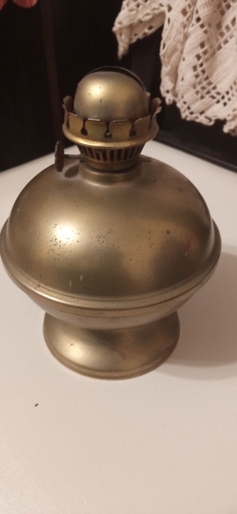 Продавам стара месингова лампа