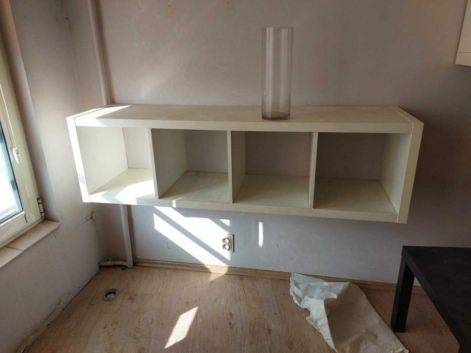 Легло с ракла, маса, диванче и лампа