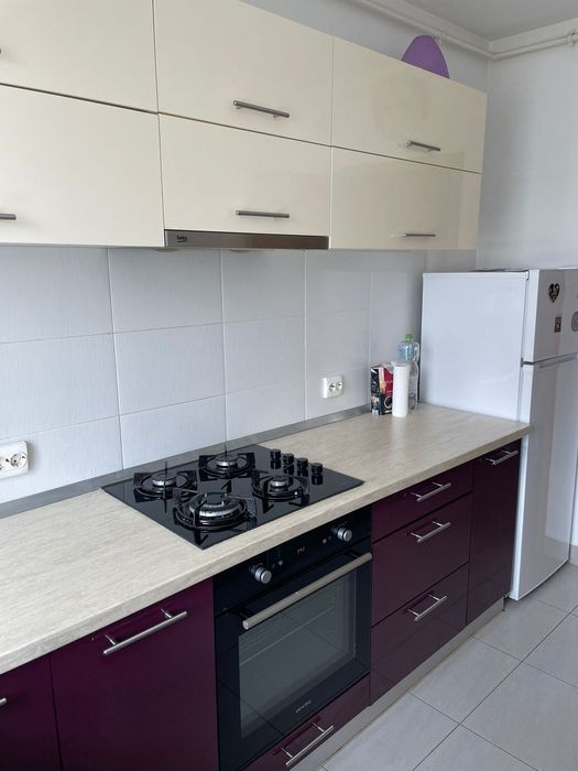 Închiriez apartament.