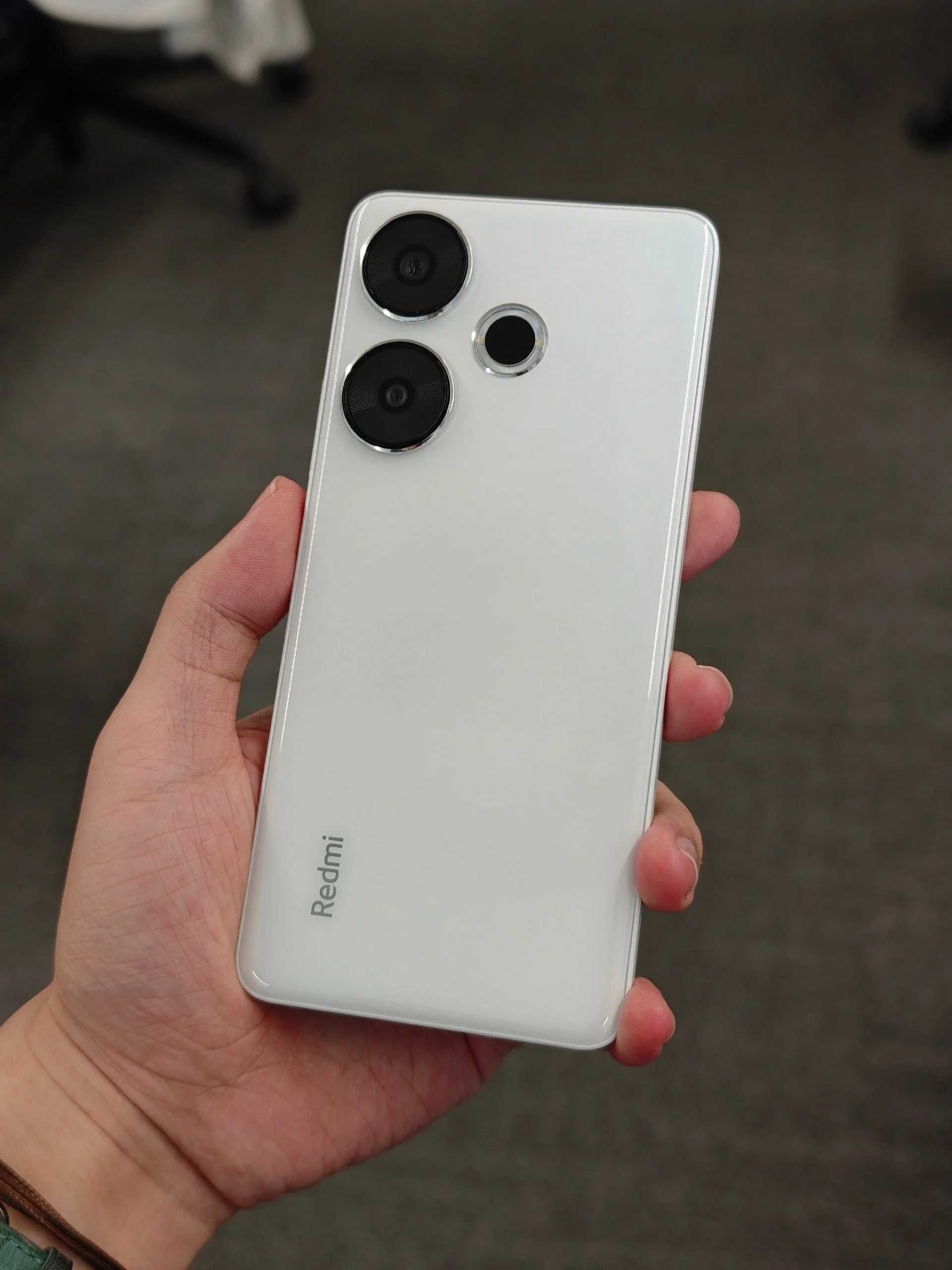 Redmi Turbo 3 12/256GB  (POCO F6)