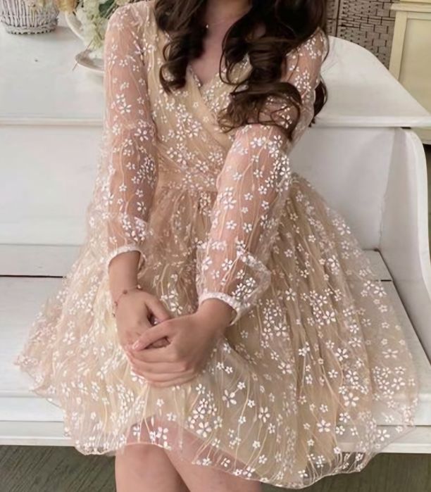 Рокля на бели цветя