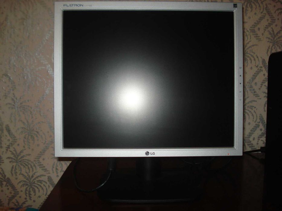 Monitor LCD marca LG Flatron L1718S 1280x1024 + cabluri