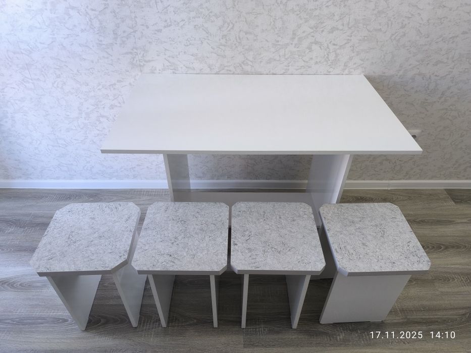 Стол с табуретками из столешницы