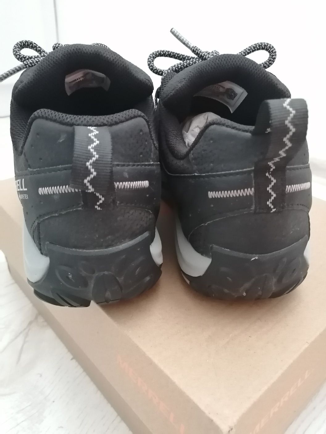 Продавам дамски туристически обувки Merrell 38 номер