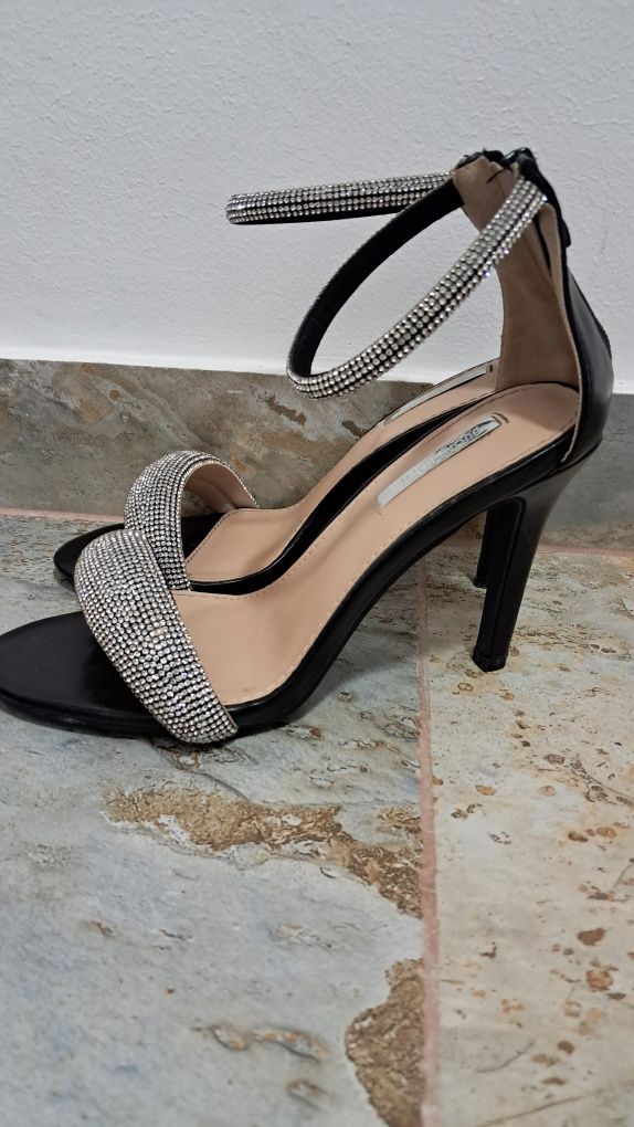 Sandale elegente.