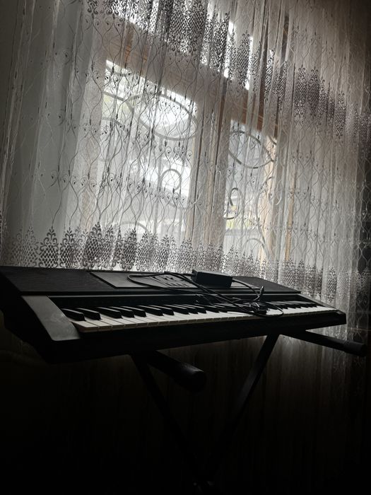 Продам синтезатор с подставкой Casio