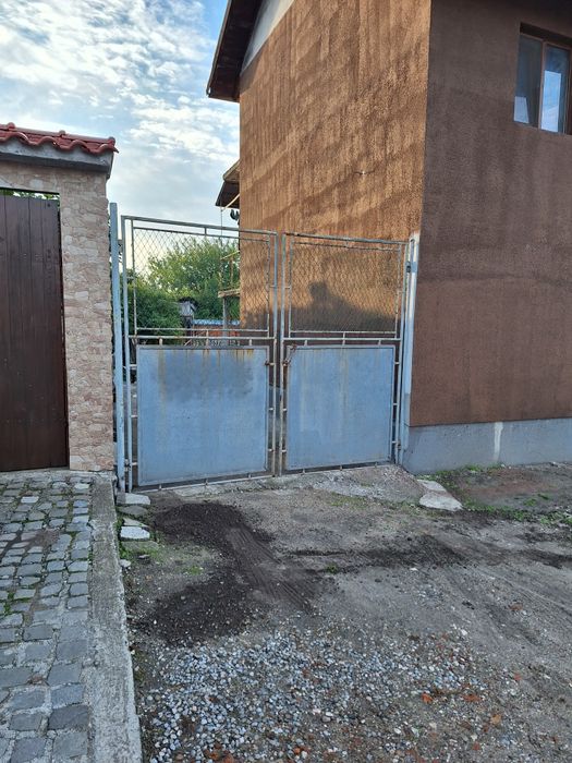 Продавам входна врата,гаражна