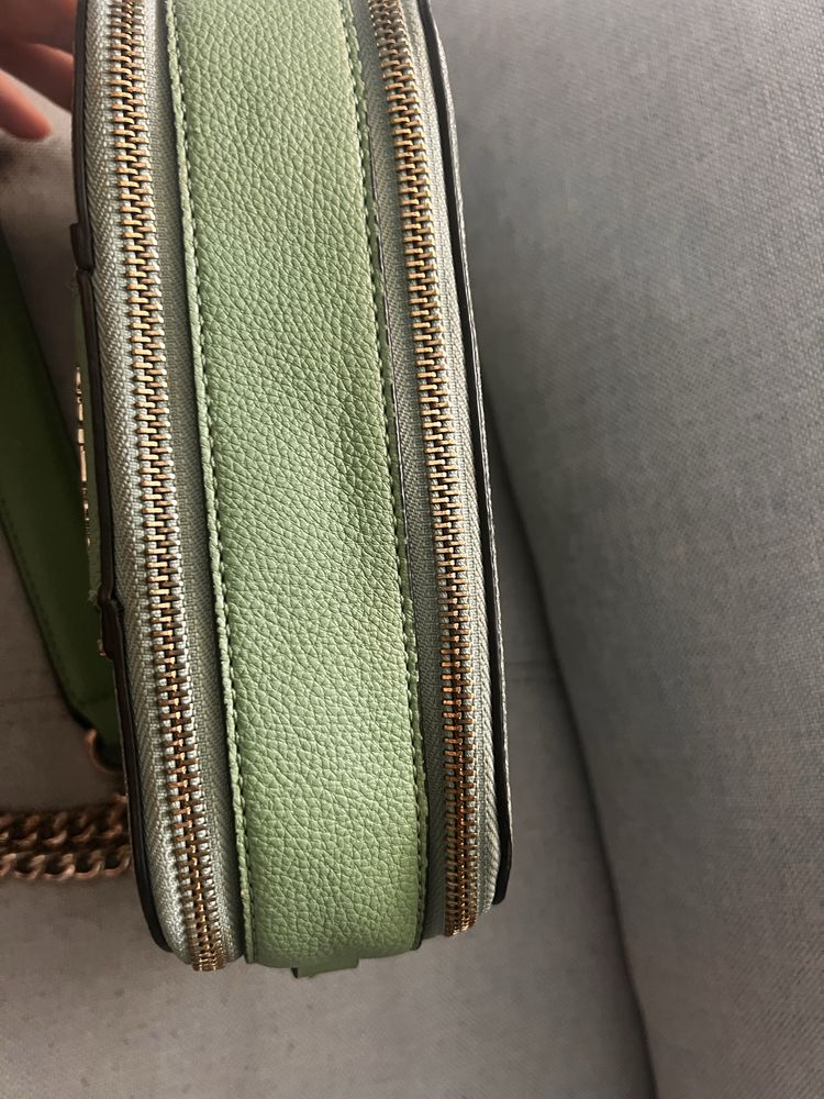 Зелена чанта Guess