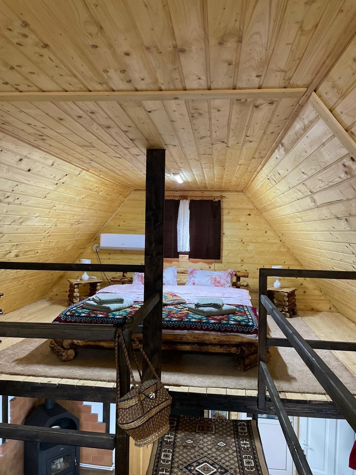 De închiriat "Cabana la Lulu" cu ciubăr,lac și foișor închis