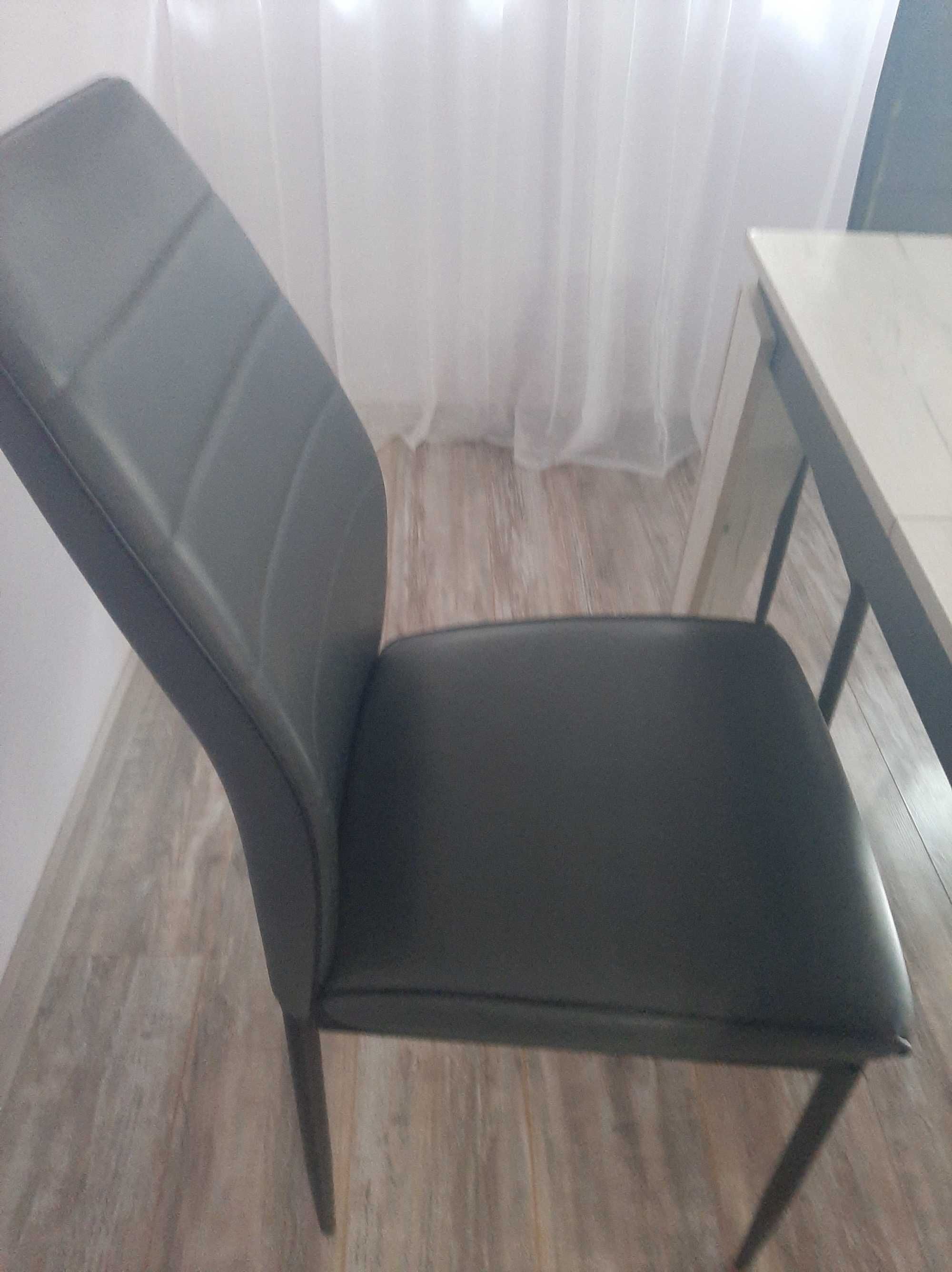 Продава разтегателна трапезна маса+3бр.кожени столове