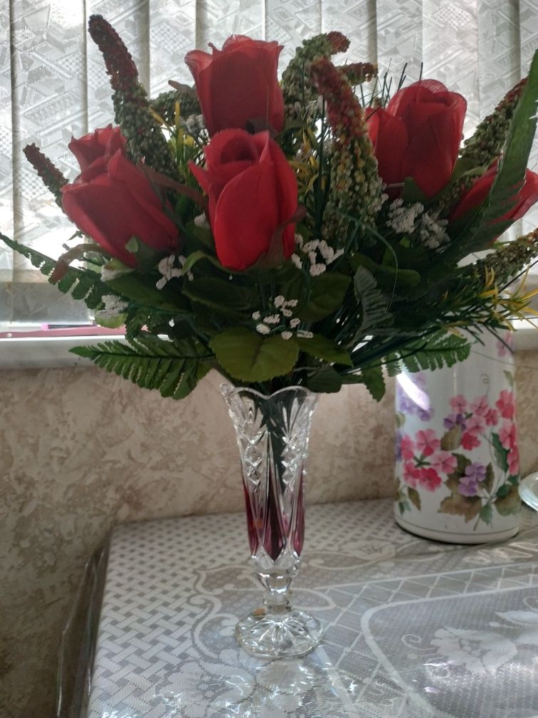 Букет искусственных,очень красивых красных роз