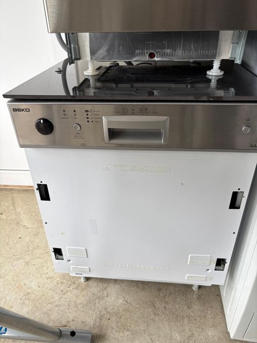 Uscător rufe și masina de spălat vase