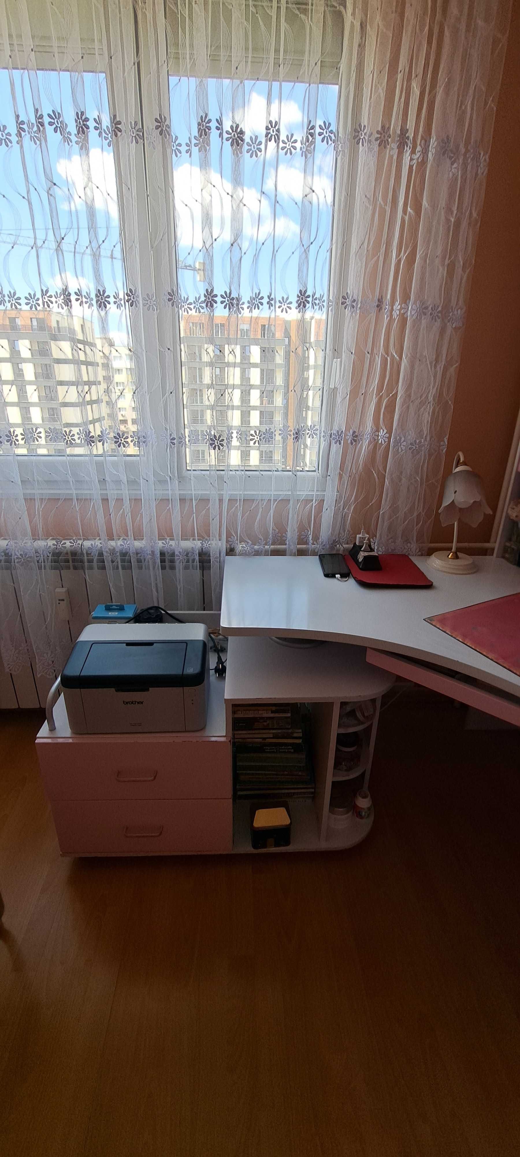 Продавам ученеческо бюро
