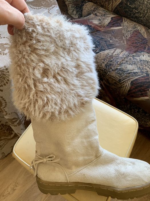 Продавам велурени ботуши - цвят екрю, кожени боти и затворени обувки