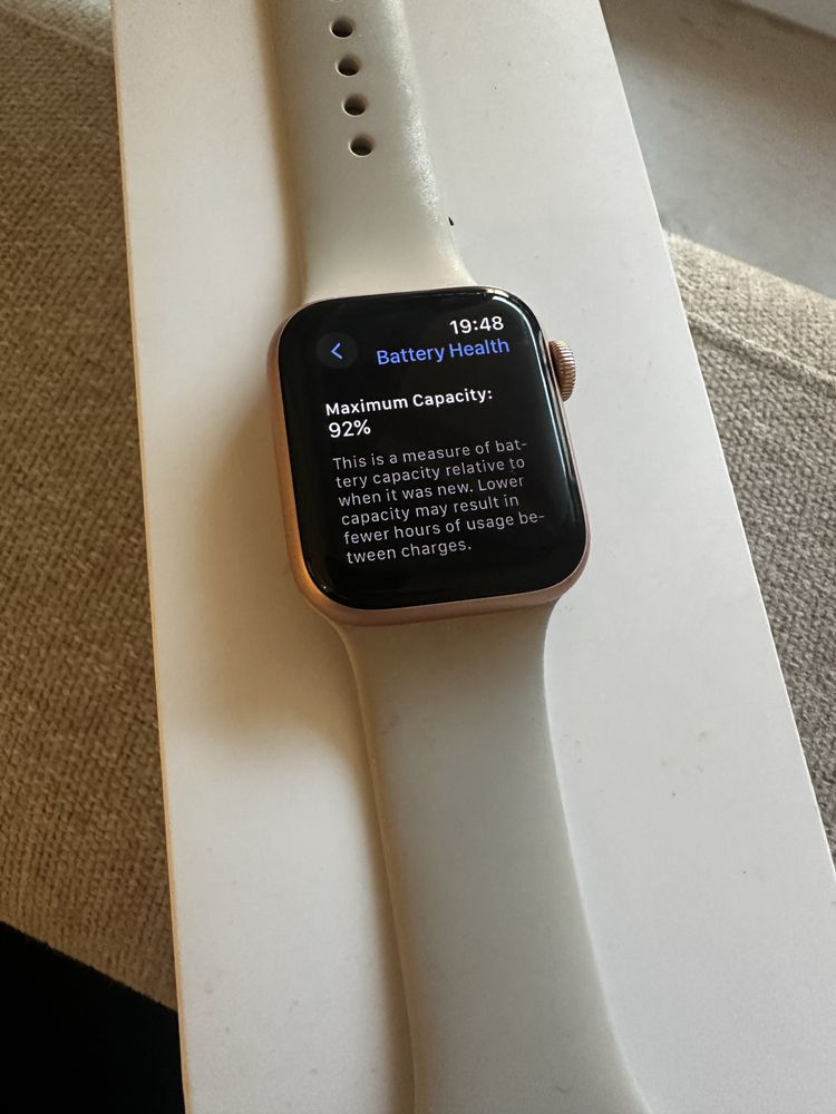 Apple Watch SE 40mm Gold Starlight