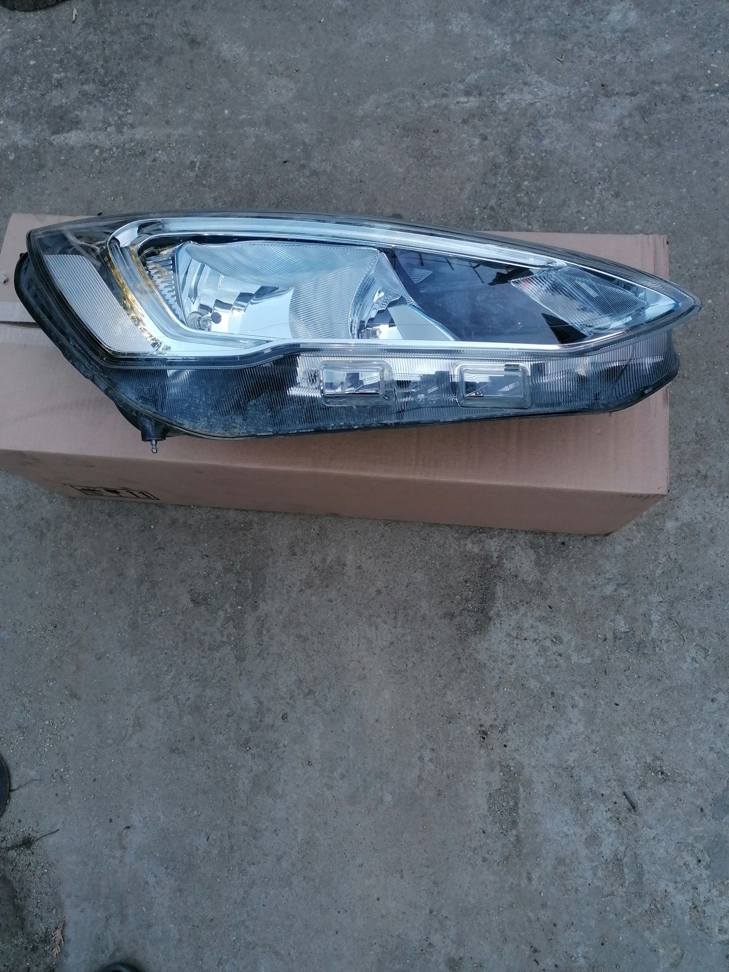 Far dreapta  cu led și halogen Ford Focus an fabricație 2020