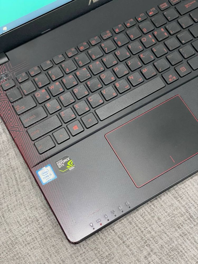 Asus noutbuk.