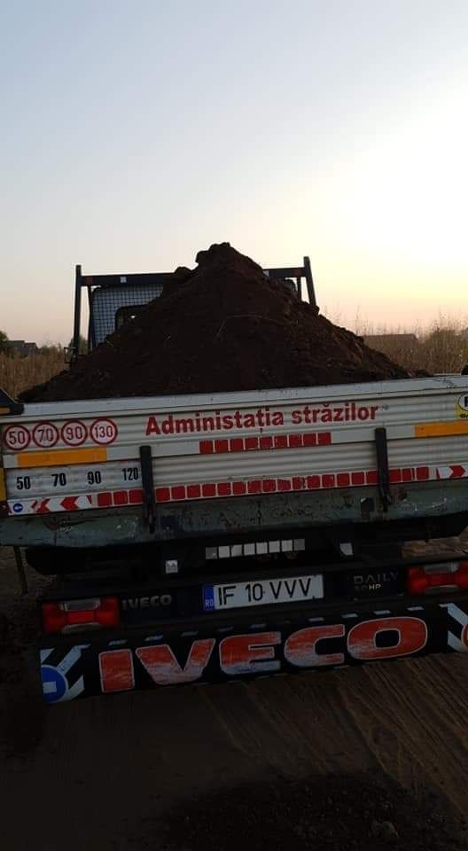 Transport pamant negru vegetal de padure