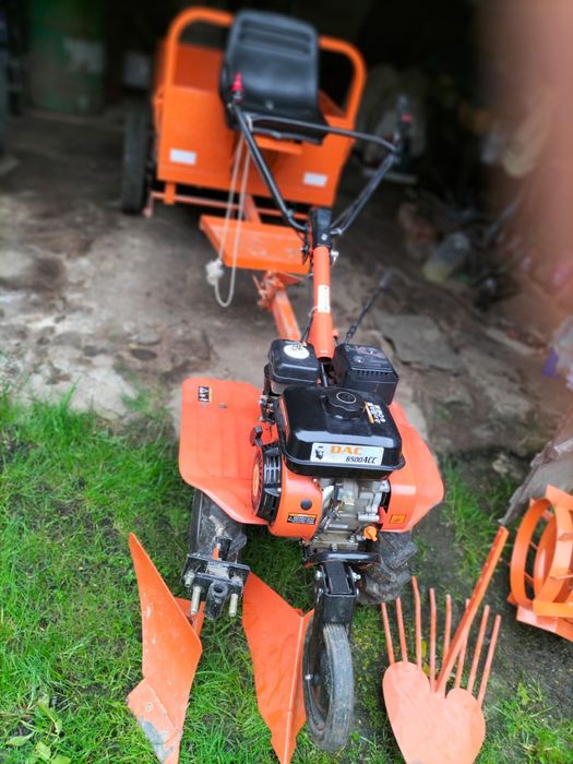Vând motocultor.