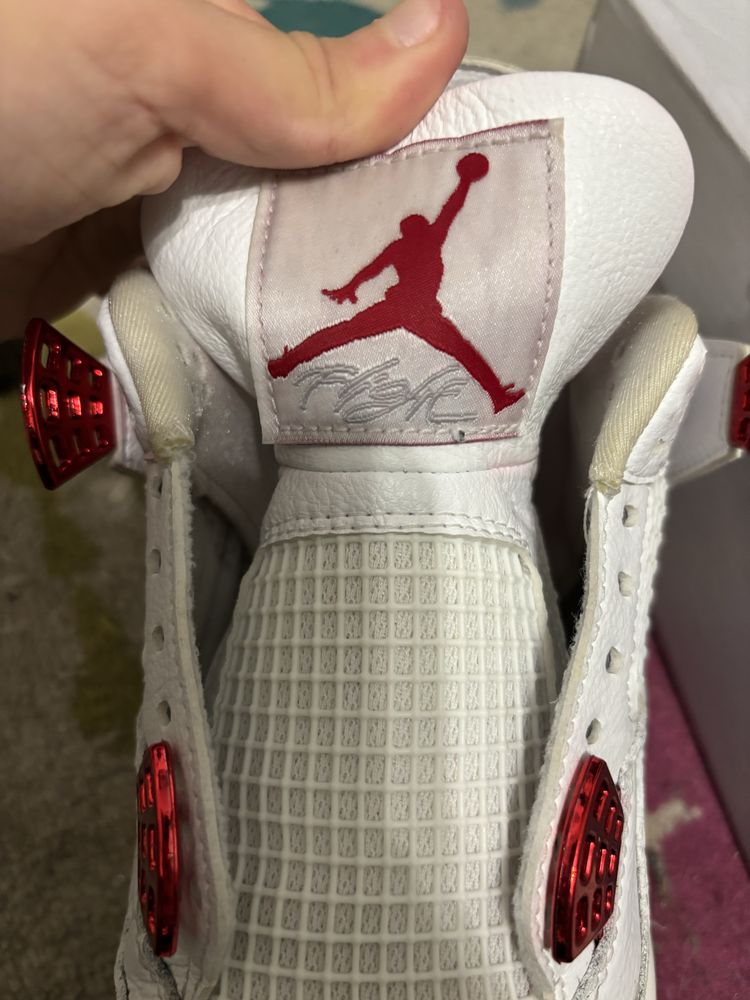 Jordan 4 metallic red