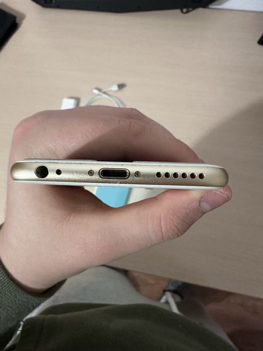 Telefon Apple iPhone 6s 16GB Gold Neverlocked Accesorii Incluse